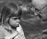 Ældresagen , Ældre mand taler med en lille pige 