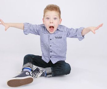 billede af en dreng medblå skjorte 